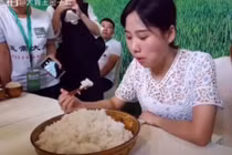 Gái trẻ ăn hết 4kg cơm một lúc gây kinh ngạc