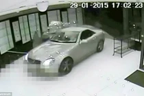 Cướp táo tợn đâm thẳng ô tô vào cửa hàng trang sức