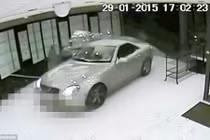 Cướp táo tợn đâm thẳng ô tô vào cửa hàng trang sức