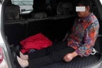 Phẫn nộ con để mẹ ngồi cốp xe nhường chỗ cho cháu ngủ