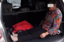 Phẫn nộ con để mẹ ngồi cốp xe nhường chỗ cho cháu ngủ