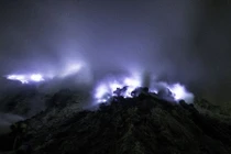 Ánh sáng xanh ma mị phát ra từ núi lửa ở Indonesia