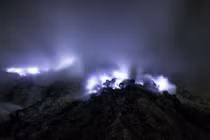 Ánh sáng xanh ma mị phát ra từ núi lửa ở Indonesia