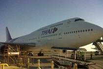 Vỡ kính buồng lái, máy bay Thái Lan hạ cánh khẩn cấp