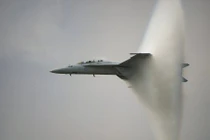Khoảnh khắc F-18 của Mỹ vượt tường âm thanh ngoạn mục