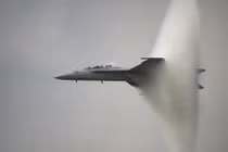 Khoảnh khắc F-18 của Mỹ vượt tường âm thanh ngoạn mục