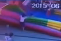 Gió thổi bay nhà phao khiến bé gái 3 tuổi tử vong