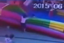 Gió thổi bay nhà phao khiến bé gái 3 tuổi tử vong