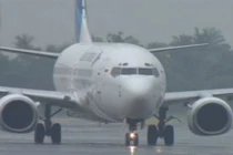  Thanh niên “bám càng” máy bay, may mắn sống sót