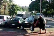 Người đi xe đạp tay không nhấc bổng ô tô chắn đường