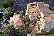 Video: Hố tử thần nuốt chửng biệt thự sang trọng