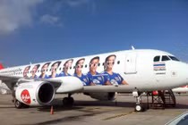 Phát hiện vết dầu loang của máy bay Air Asia mất tích?