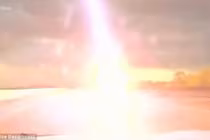 Xe tuần tra cảnh sát suýt trúng sét trên đường cao tốc