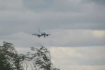 Xem máy bay Boeing 737 "xé gió" liệng xuống đường băng