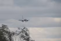 Xem máy bay Boeing 737 "xé gió" liệng xuống đường băng