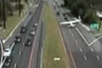 Máy bay hạ cánh khẩn cấp xuống... đường cao tốc