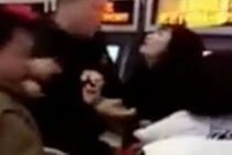 Xôn xao cảnh cô gái bị đánh túi bụi vì tranh xếp hàng