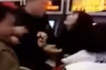 Xôn xao cảnh cô gái bị đánh túi bụi vì tranh xếp hàng