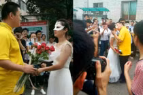 Nữ giảng viên mặc váy cưới cầu hôn học trò gây sốt 