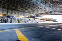 Phi cơ bay xuyên nhà với tốc độ gần 300 km/h