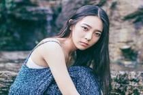 Nữ sinh 9X mặt u sầu, xinh đẹp hút hồn dân mạng