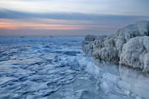 Rét kỷ lục biến bờ biển TQ thành kỳ quan mùa đông