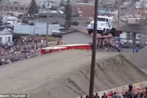 Xe đầu kéo nặng 9 tấn bay hơn 50m trên không 