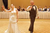 Bỏ mặc chú rể, cô dâu và bố “quậy” trong đám cưới