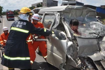 Đầu xuyên qua kính ô tô, vẫn sống sót