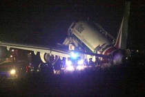 Máy bay trượt khỏi đường băng, 10 người bị thương