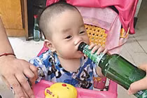 Phẫn nộ ảnh bé trai 19 tháng tuổi uống bia như sữa