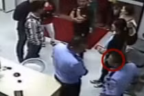 To gan đóng giả cảnh sát xông vào đồn cứu bạn