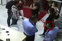 To gan đóng giả cảnh sát xông vào đồn cứu bạn