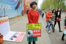 Cảm động cảnh bố giả gái để xin tiền cứu con 