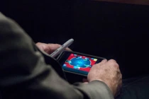 TNS McCain chơi game trong phiên họp về Syria