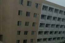 Phát ngượng cảnh nam sinh ngủ “hớ hênh” trên nóc ký túc xá