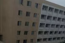 Phát ngượng cảnh nam sinh ngủ “hớ hênh” trên nóc ký túc xá