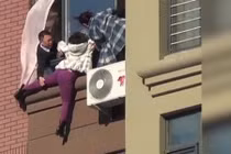 Giải cứu cô gái tự tử từ tầng 10 nhà chung cư