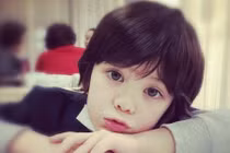 Cậu bé lai có khuôn mặt thiên thần đốn tim dân mạng