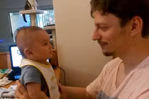 Clip bé ba tháng tuổi nói “Con yêu bố” gây sốt mạng