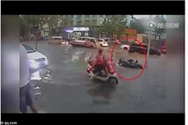 Phẫn nộ cụ ông chết đuối… giữa phố vì không ai cứu