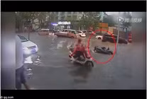 Phẫn nộ cụ ông chết đuối… giữa phố vì không ai cứu