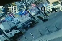 Kẻ cướp ngân hàng bị bắt vì... túi tiền 80kg