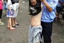 Gã ăn xin “không tay” bị bóc mẽ trên phố gây xôn xao