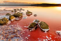 Hồ muối bí ẩn đỏ rực như trên sao Hỏa