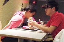 Nhân viên nhà hàng McDonald's bón thức ăn cho khách khuyết tật