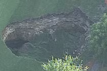 Hố tử thần khổng lồ nuốt chửng một phần sân golf