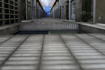 Bé gái TQ 3 tuổi rơi từ tầng 18... vẫn sống