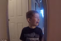 Cậu bé khóc nức nở trong lần rụng răng đầu đời