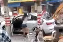 Cãi nhau với người yêu, thiếu nữ đập nát xe Audi tiền tỷ